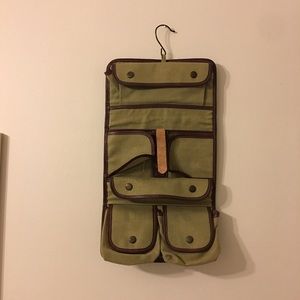 Vintage leather travel bag with pockets